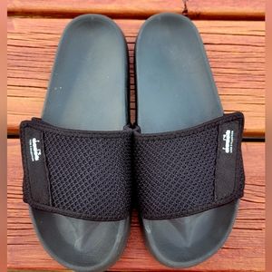 Diadora slides size 8